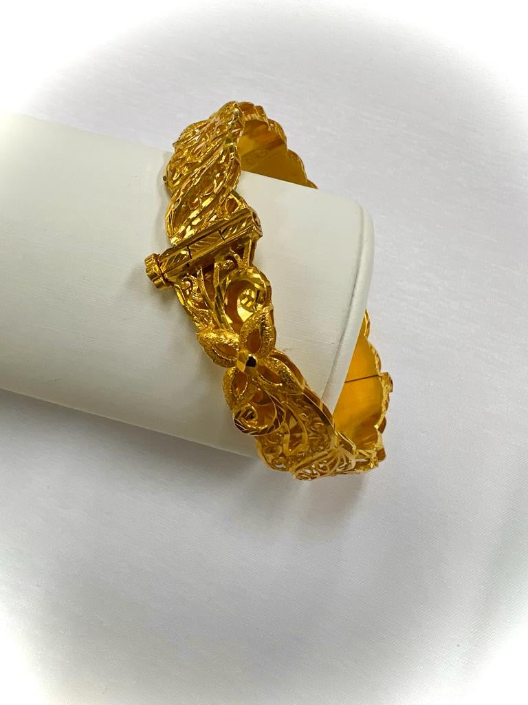 21k Gold - Weight: 21.90 grams