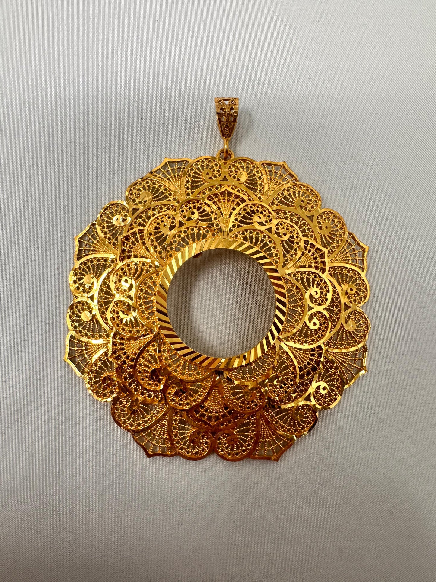 21k-Gold Coin Frame Pendant Weight : 26.90 gram