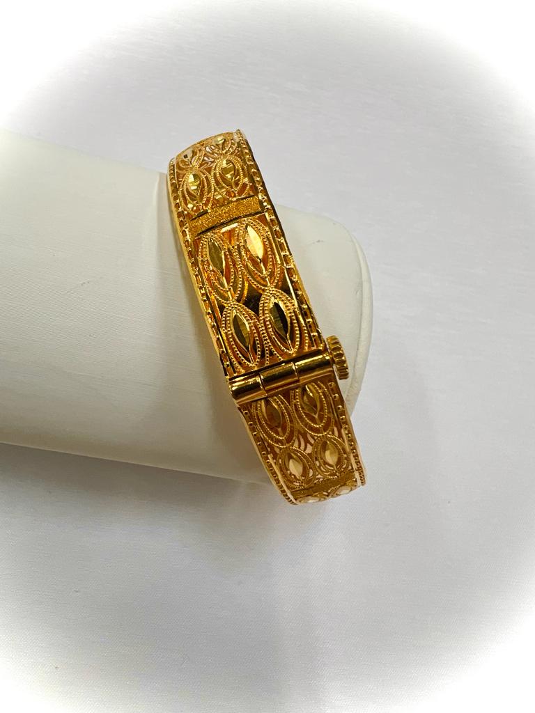 21k Gold - Weight: 20.80 grams