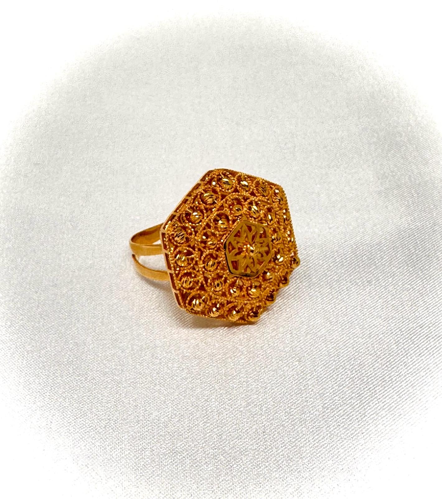 21k Gold Weight: 6.50 grams