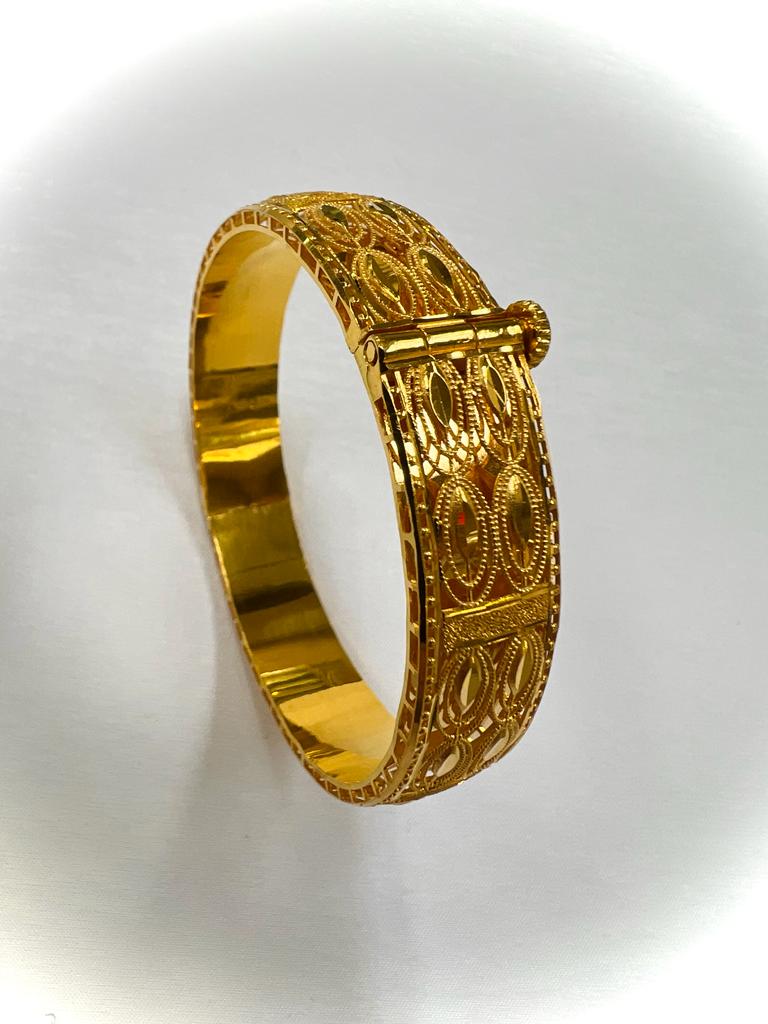 21k Gold - Weight:  20.80 grams