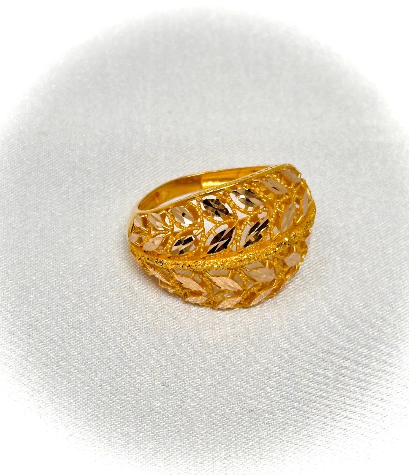 21k Gold Weight: 5.20 grams