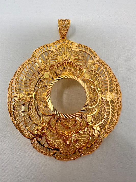 21k-Gold Coin Frame Pendant Weight: 33.4 gram