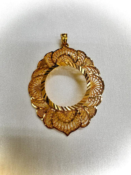 21k-Gold Coin Frame Pendant Weigh: 8.25 gram