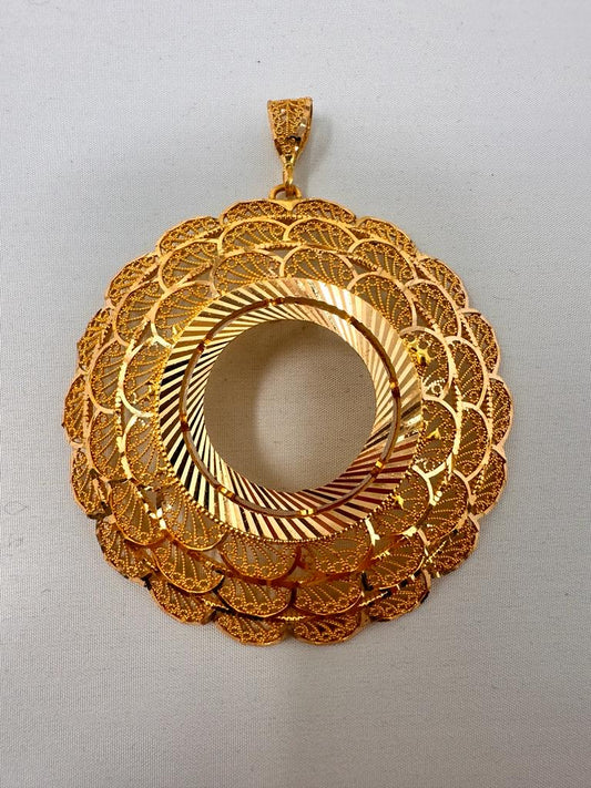 21k-Gold Coin Frame Pendant Weight: 27.4 gram