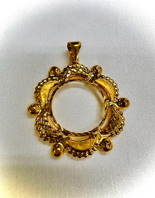 21k-Gold Coin Frame Pendant Weigh: 5.12 gram