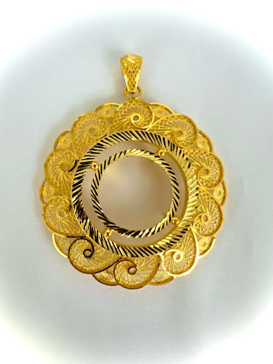 21k-Gold Coin Frame Pendant Weigh: 21.50 grams