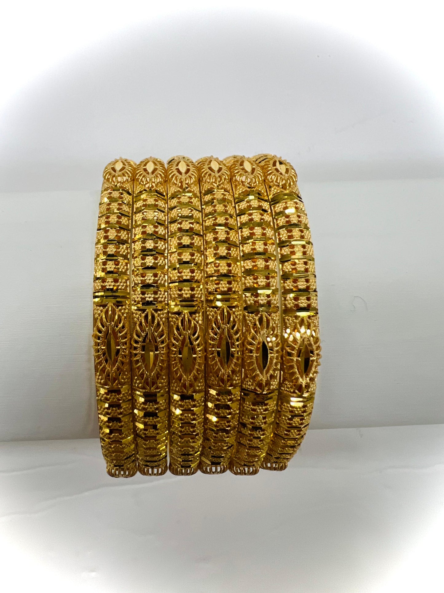 21k Gold - Weight: 85.90 grams